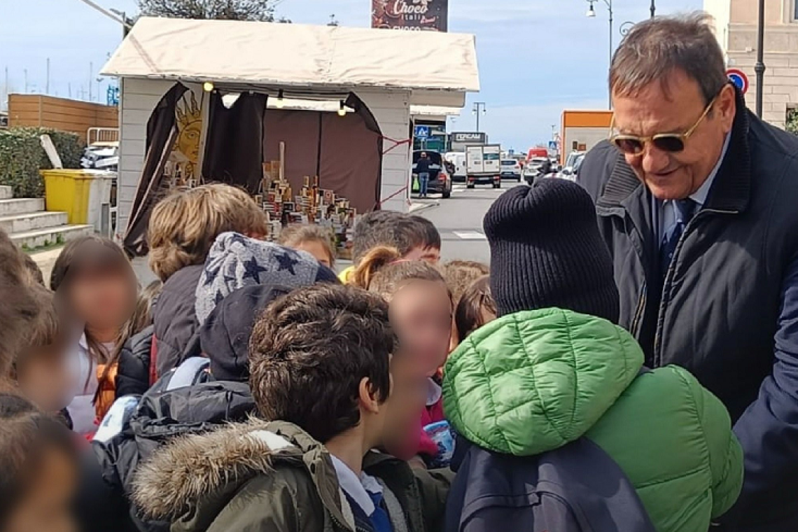 Il Sindaco Mario Baccini inaugura &quot;Choco Italia in tour&quot; insieme ai bambini delle scuole elementari.