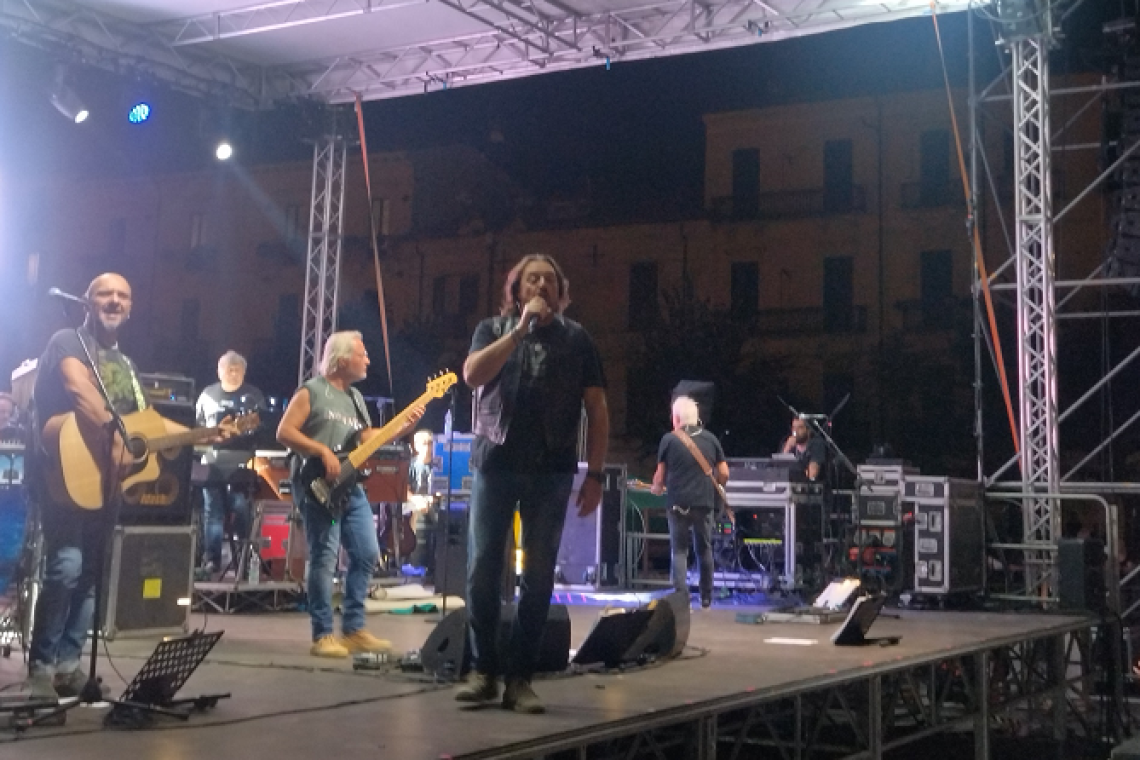 Oltre 10 mila persone hanno partecipato al concerto dei Nomadi a Sulmona per l'anno del turismo delle radici.