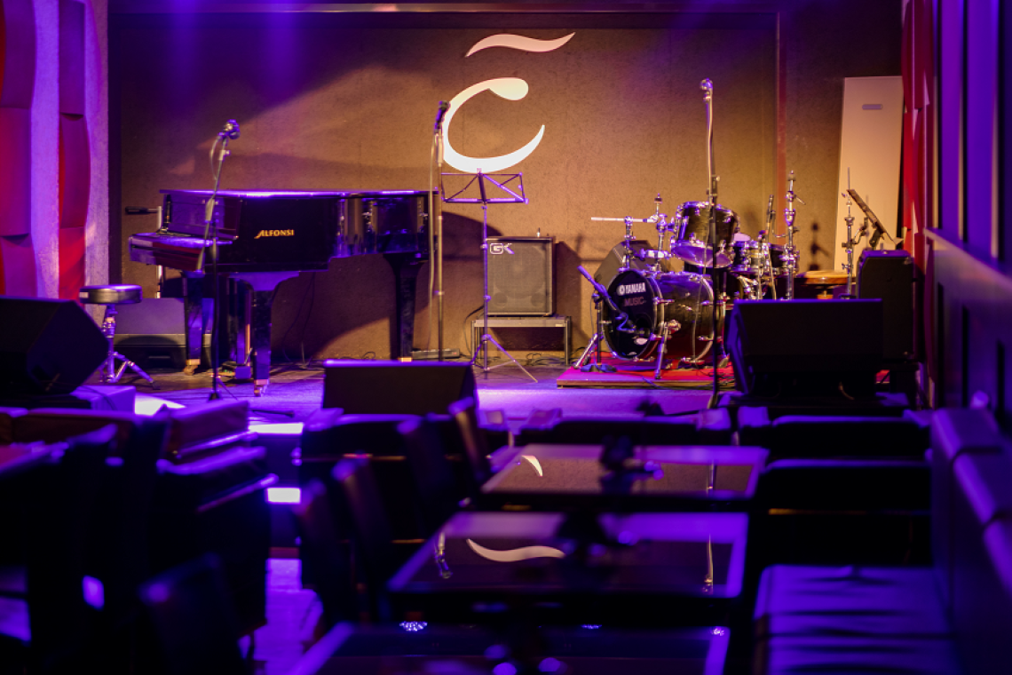 All’Elegance Cafè cucina e musica vanno di pari passo: piatti internazionali, mixology e una ricca programmazione jazz