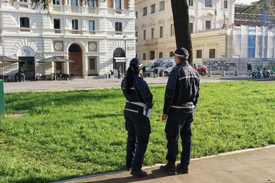 Esquilino, operazioni  di ripristino del decoro della Polizia Locale nell'area giardini di via Guglielmo Pepe.  