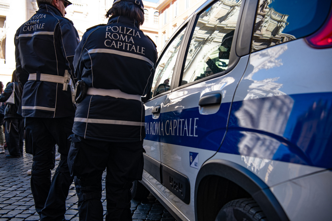 Fontana di Trevi: gruppo di turisti volevano immergersi in fontana, subito bloccati dalla Polizia Locale. Sanzionato un 30enne per oltre 500 euro. 