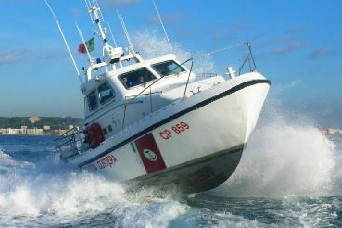 Imbarcazione da diporto colpisce gli scogli, soccorse 6 persone dalla Guardia Costiera di Anzio.