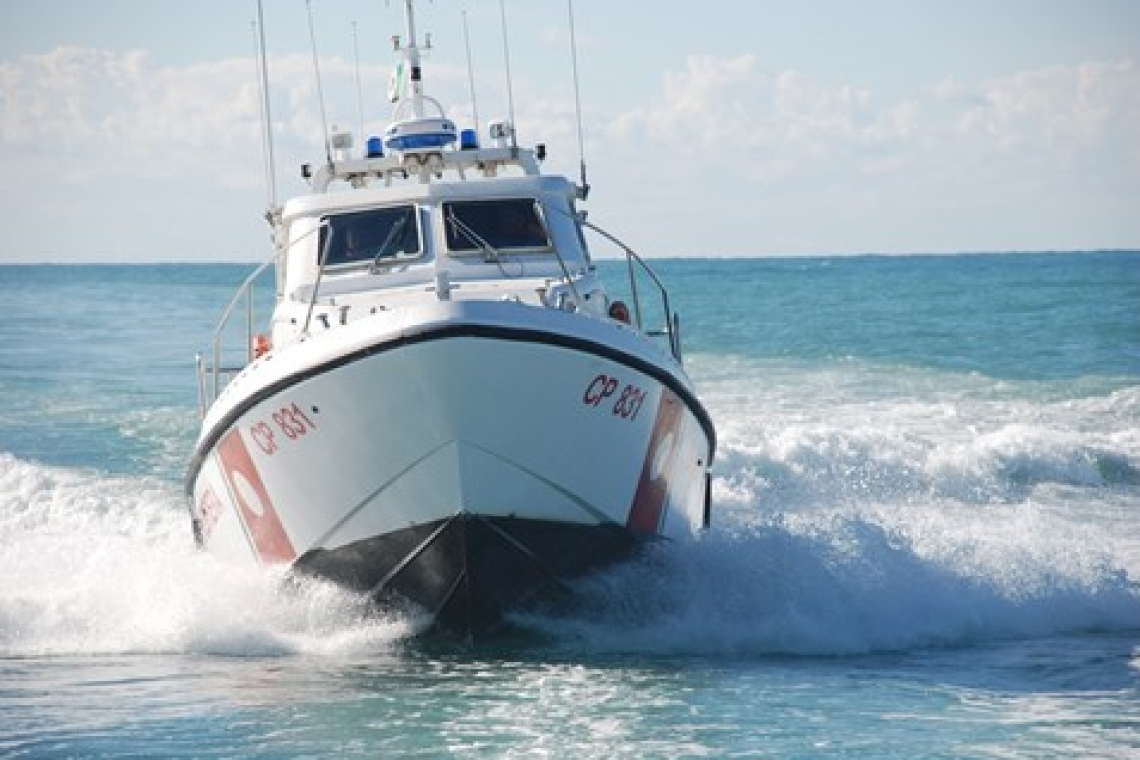 Imbarcazione in difficolta’ nello specchio acqueo antistante il canale dei pescatori di Ostia: interviene la Capitaneria