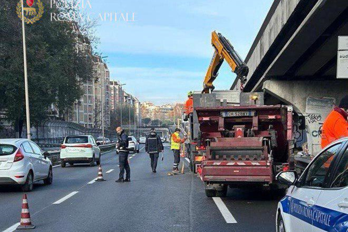 Polizia Locale, vasta operazione decoro a ridosso della Tangenziale: rimossi oltre 15 metri cubi di rifiuti, materiali metallici, tende e bombole del gas.