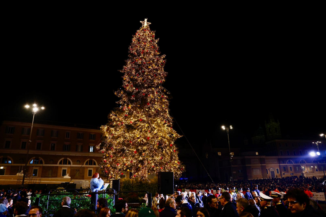 Acceso l’albero di Natale di Piazza del Popolo. Gualtieri dà il via alle feste