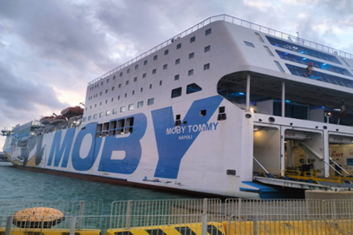 Civitavecchia, nave urta la banchina per il forte Libeccio: nessun ferito