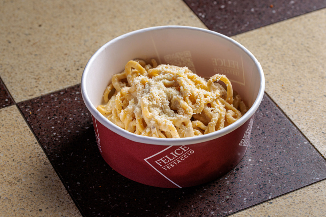 Felice arriva a Piazza di Spagna: la cacio e pepe diventa “on the go”