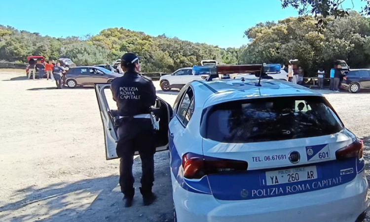 Ostia, controlli a tappeto della Polizia Locale sul litorale: nel mirino abusivi, fenomeni illegali e sosta selvaggia.