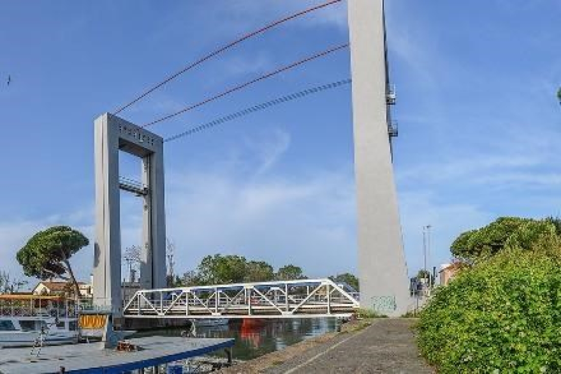Fiumicino - Festa della Repubblica Il Ponte 2 Giugno e la Fontana di Piazza G.B. Grassi si illuminano come il Tricolore