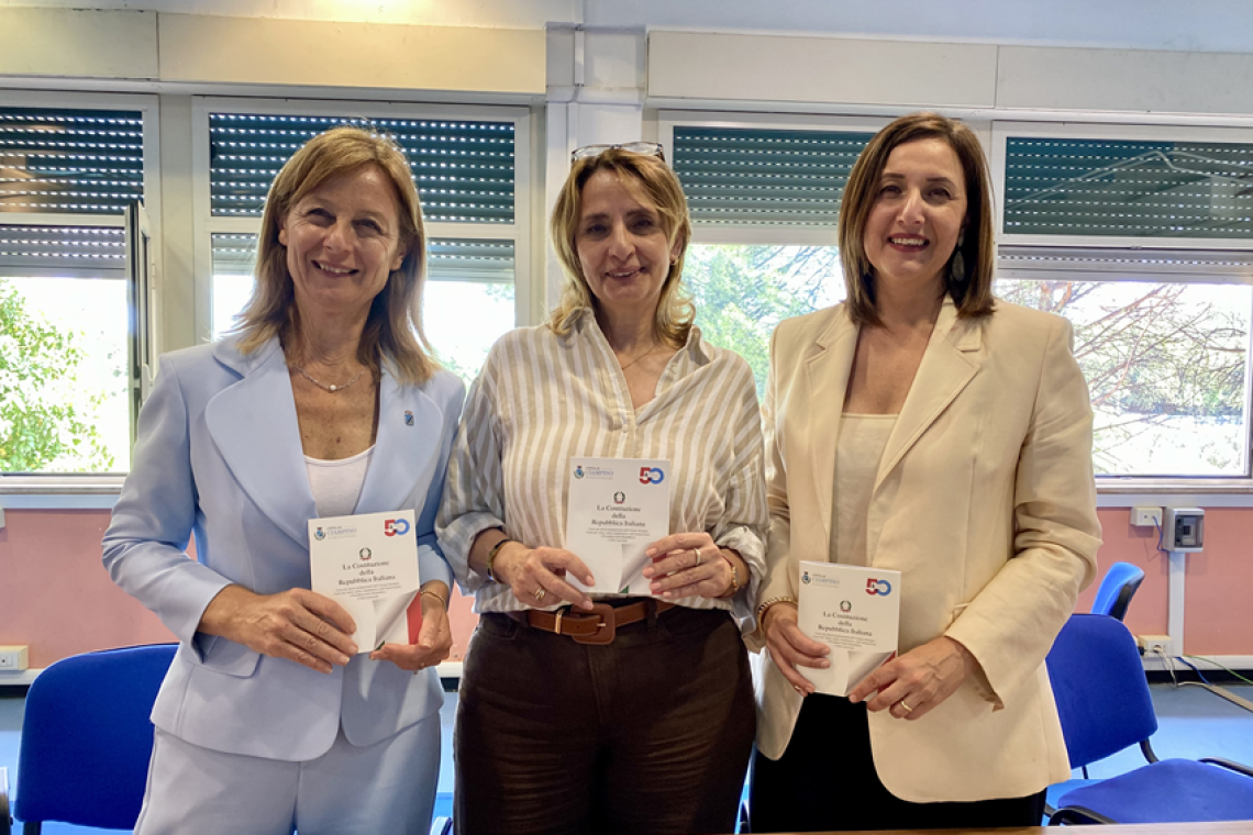 Ciampino, consegnata una copia della Costituzione italiana alle classi quinte