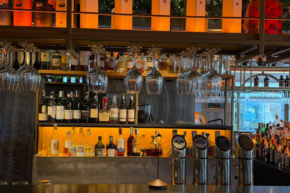 Follis rinnova la sua proposta sul porto di Fiumicino: arriva la crostaceria con acquario vivo e una drink list ispirata a Hollywood