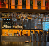 Follis rinnova la sua proposta sul porto di Fiumicino: arriva la crostaceria con acquario vivo e una drink list ispirata a Hollywood