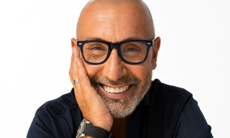 Maurizio Battista alla Cavea con il Summer Tour 2026: sul palco anche Orietta Berti