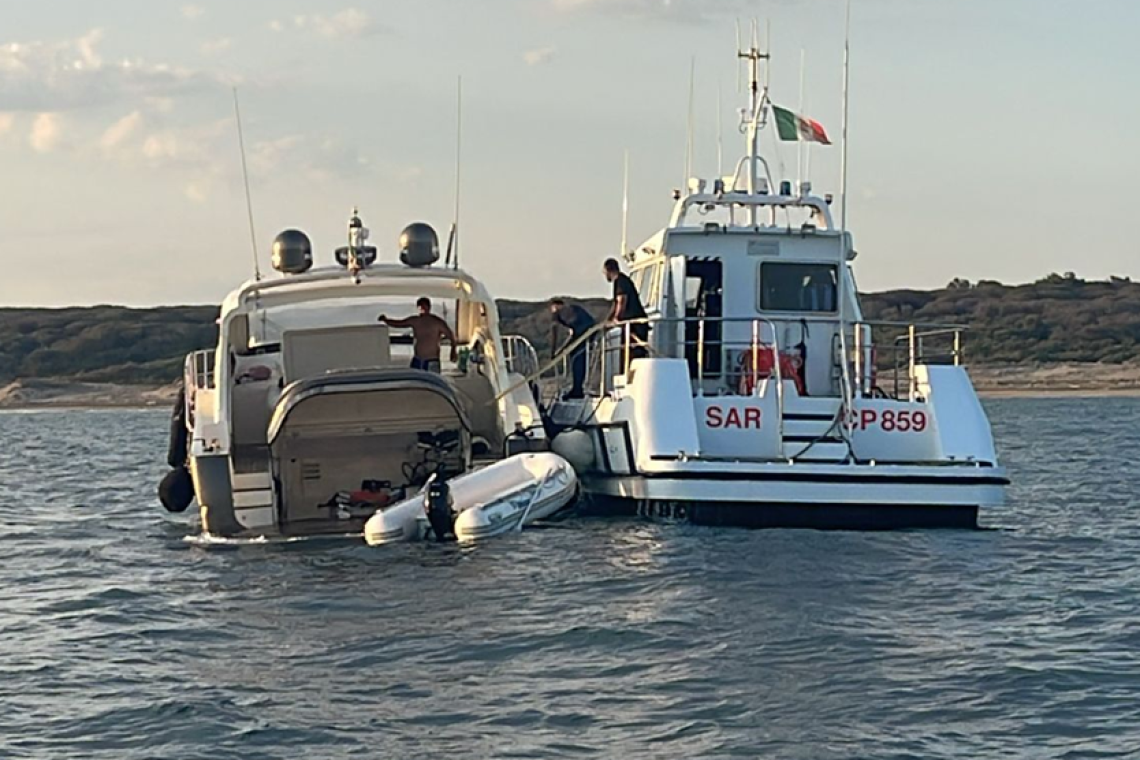 Principio di incendio a bordo di un’imbarcazione nei pressi di Torre Astura. La Guardia Costiera di Anzio soccorre 3 persone ed un bambino e salva la barca
